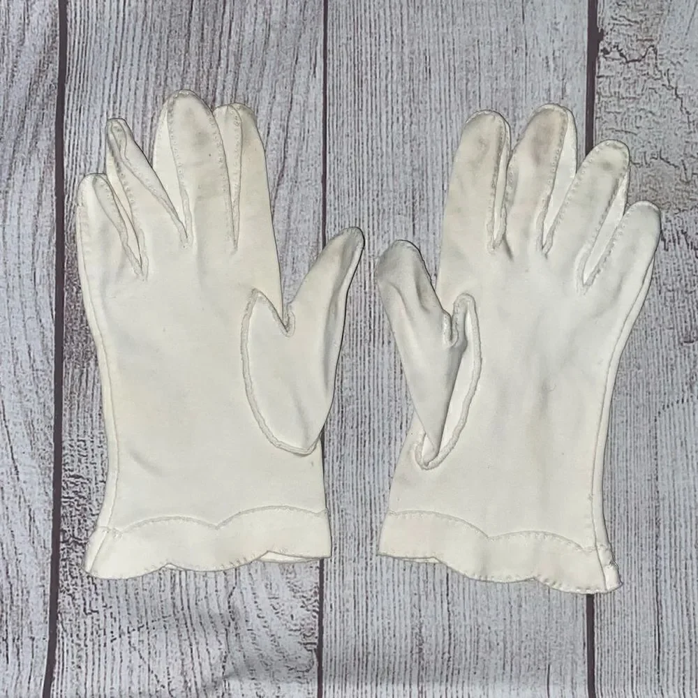 Vintage scallop edge embroidered white gloves  XS/small women